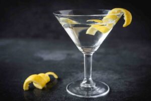 cea mai simpla reteta pentru a face un cocktail cocktail Vodka Martini