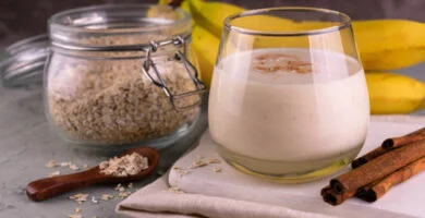 Smoothie de banane cu iaurt din fulgi de ovaz si scortisoara.